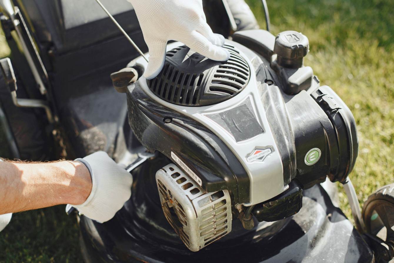 Olej w filtrze powietrza w kosiarce. Co robić?
