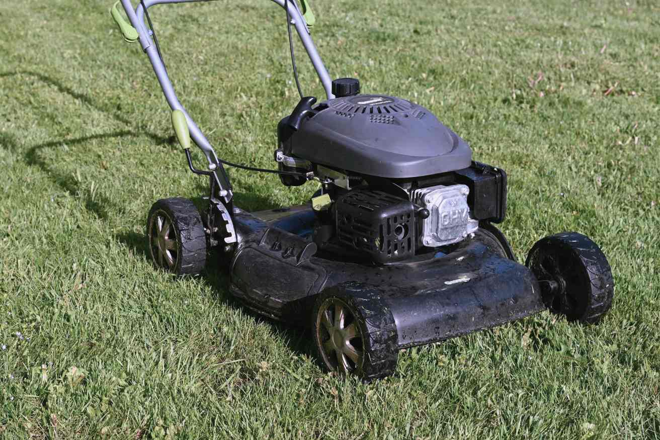 Kosiarka dymi po rozgrzaniu – przyczyny i rozwiązania