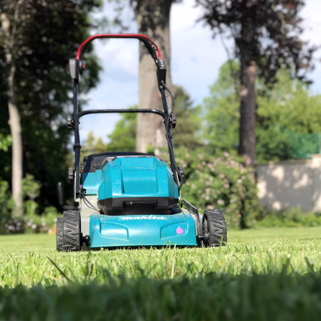 Jakie paliwo wlewa się do kosiarki? Z olejem czy bez?