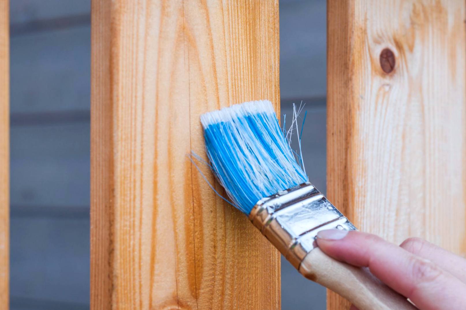 Jak dobrać zewnętrzną farbę do gatunku drewna?