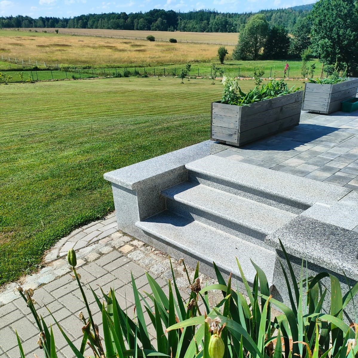 Schody i parapety kamienne – trwałość, styl i praktyczność